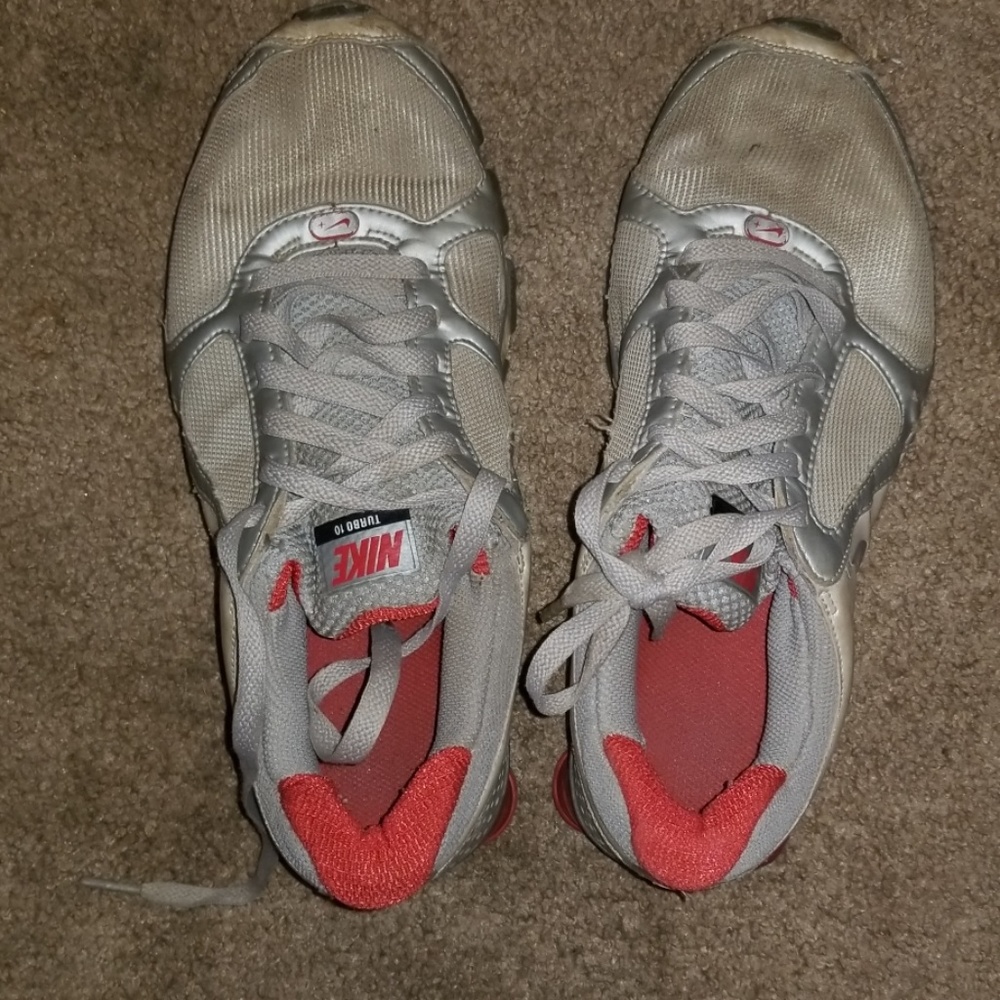 Tennis shoes